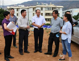 省档案局黄凤平局长(右三)、市档案局李蔚局长（右四）实地查看东川县档案馆新馆建设工地